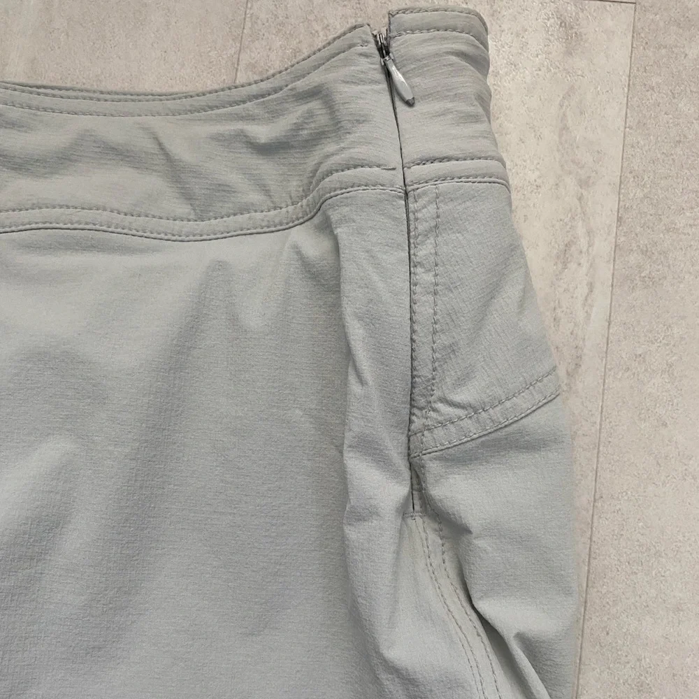 ATHLETA Light Gray Jenner Zip Pockets Gym Skirt Skort Size 2